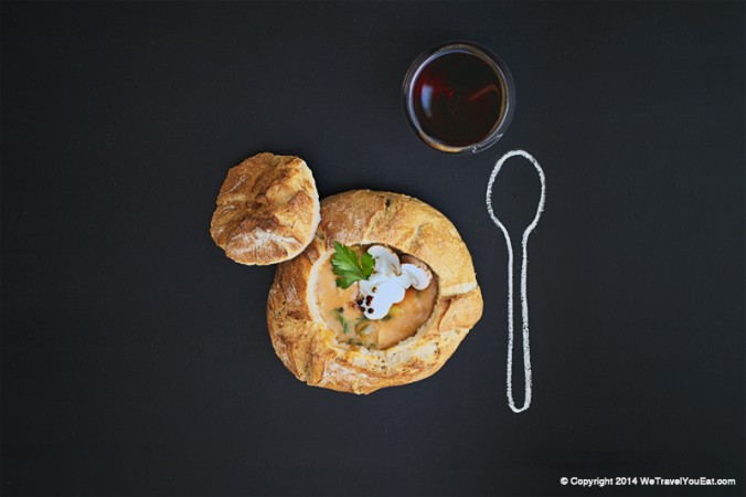 Soupe aux champignons hongroise servie dans une miche de pain