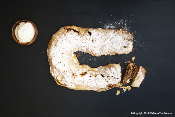 Apfelstrudel, strudel au pommes, cannelle, raisins sec et noisettes, gateau autrichien, Autriche