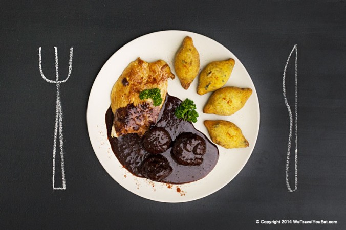 Escalope de dinde à la sauce au vin et aux figues accompagnée de beignet de pomme de terre léger et aéré hongrois