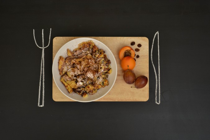 kaiserschmarrn, pancake aéré d'autriche avec raisins secs et cannelle
