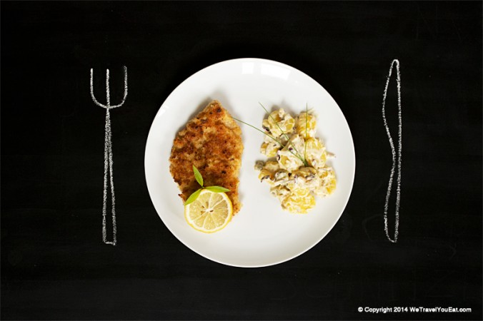 Wiener schnitzel, escalope de veau panée avec salade de pomme de terre, cornichons et sauce mayonnaise